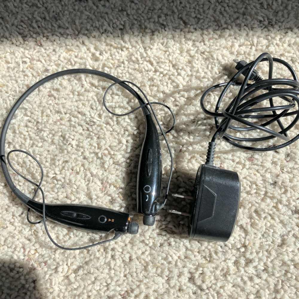 Good condition: Lg Bluetooth Hbs-700 Stereo Earphones With charger